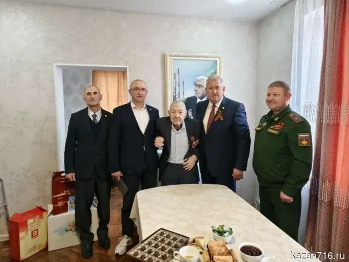 В Заинске поздравили ветерана Великой Отечественной войны, которому исполнилось 103 года, с грядущим Днём Победы.