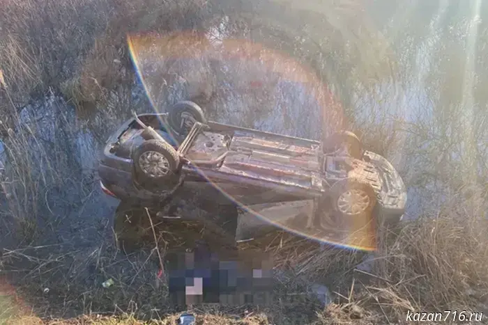 In Chistopolsky District, a Nissan driver died after the car overturned into a ditch.