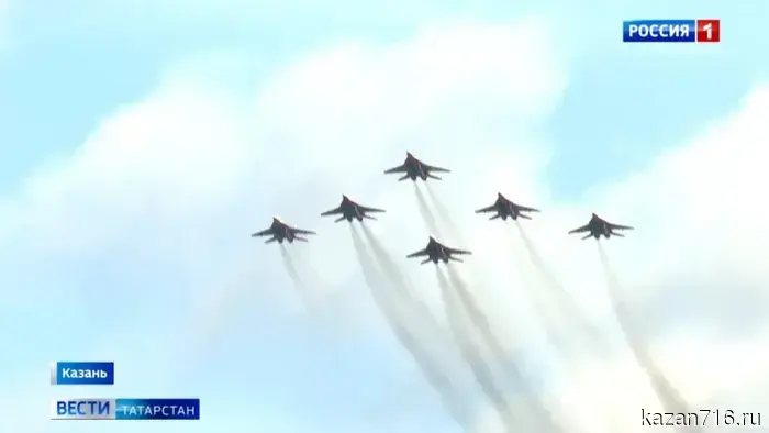 В Казани состоялось авиашоу «Я выбираю небо», на котором зрители могли наблюдать за полетами вертолета Ансат, известного белого лебедя и стрижей.