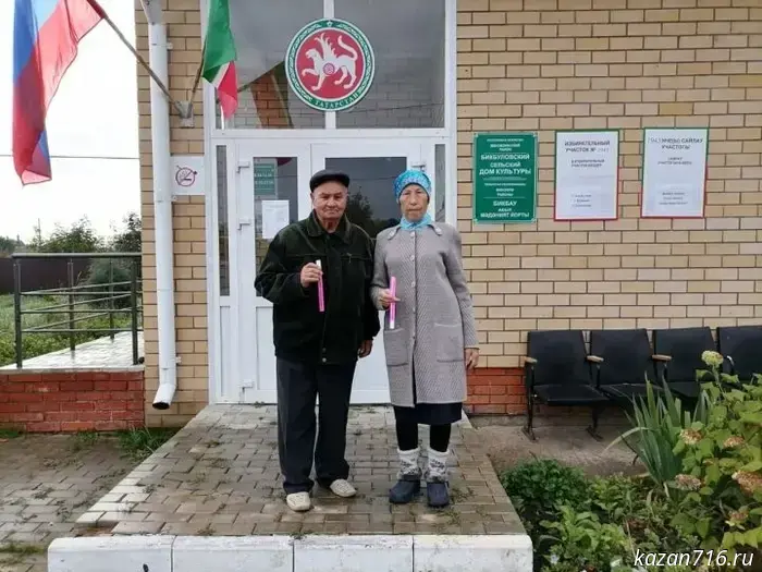 The family that had lived together for fifty years came to the polls as a couple.