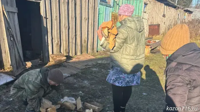 Социальные работники КЦСОН «Изгелек» оказывают помощь пожилым людям в подготовке к зимнему сезону.