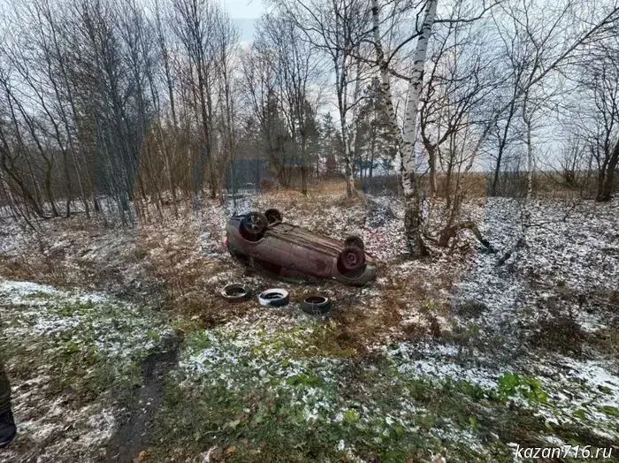 On a highway in Tatarstan where a fatal crash occurred, two cars ran off into a ditch.