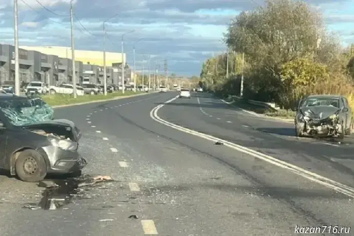В Казани в результате ДТП были травмированы три человека, один из которых вылетел через окно автомобиля.