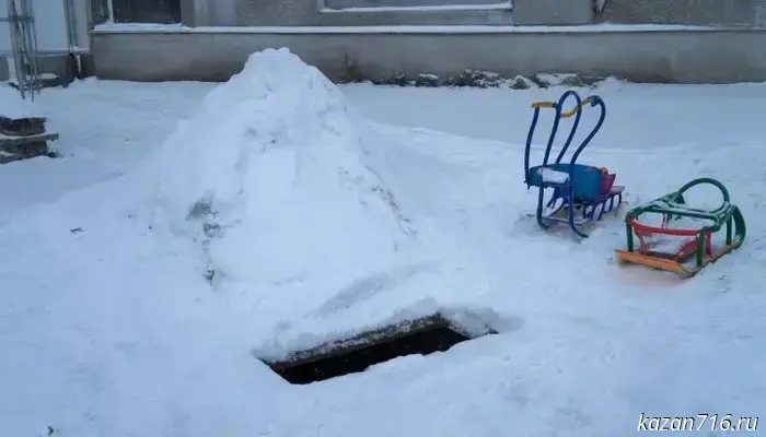 В Менделеевске двое детей умерли в результате инцидента на колодце у неофициальной горки.