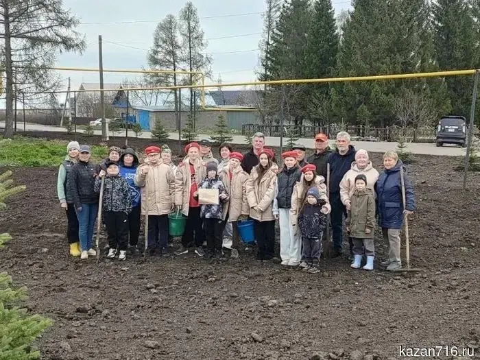 В микрорайоне Мирный Заинска жители заложили Аллею защитников Отечества в честь героев специальной военной операции.