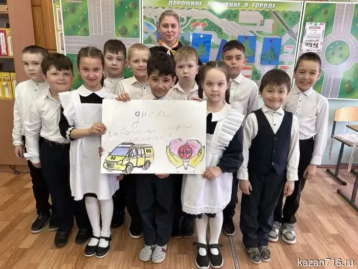 Молодые орлята из Заинска поздравили сотрудников скорой помощи с их профессиональным праздником.