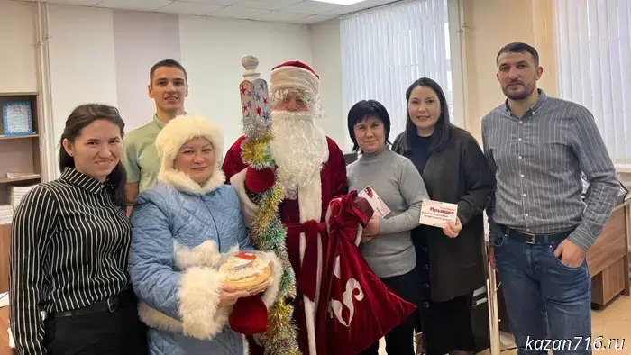 Дед Мороз, Дед Мороз, всем принес подарки от профсоюза.