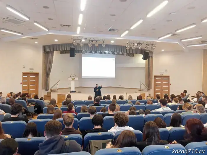 Patriotic education: digital hygiene discussed and samples of weaponry displayed at KIU