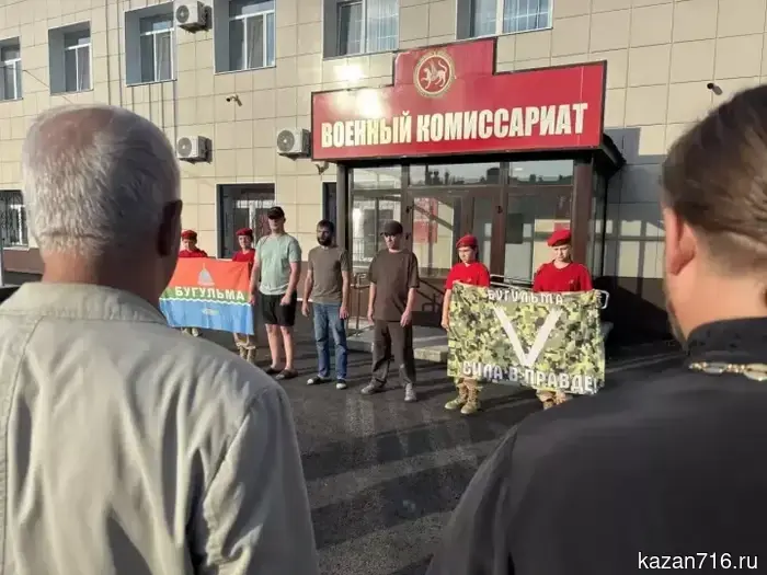 Контрактники из трех российских регионов выехали на службу из Бугульмы.