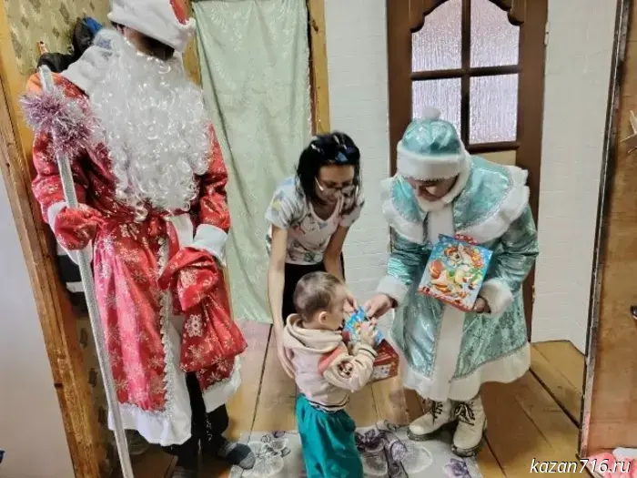 В Кушкуле детей навестили Дед Мороз и Снегурочка.