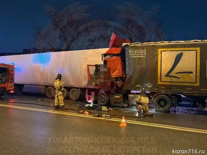 В Казани водитель КамАЗа скончался в результате аварии с полуприцепом.