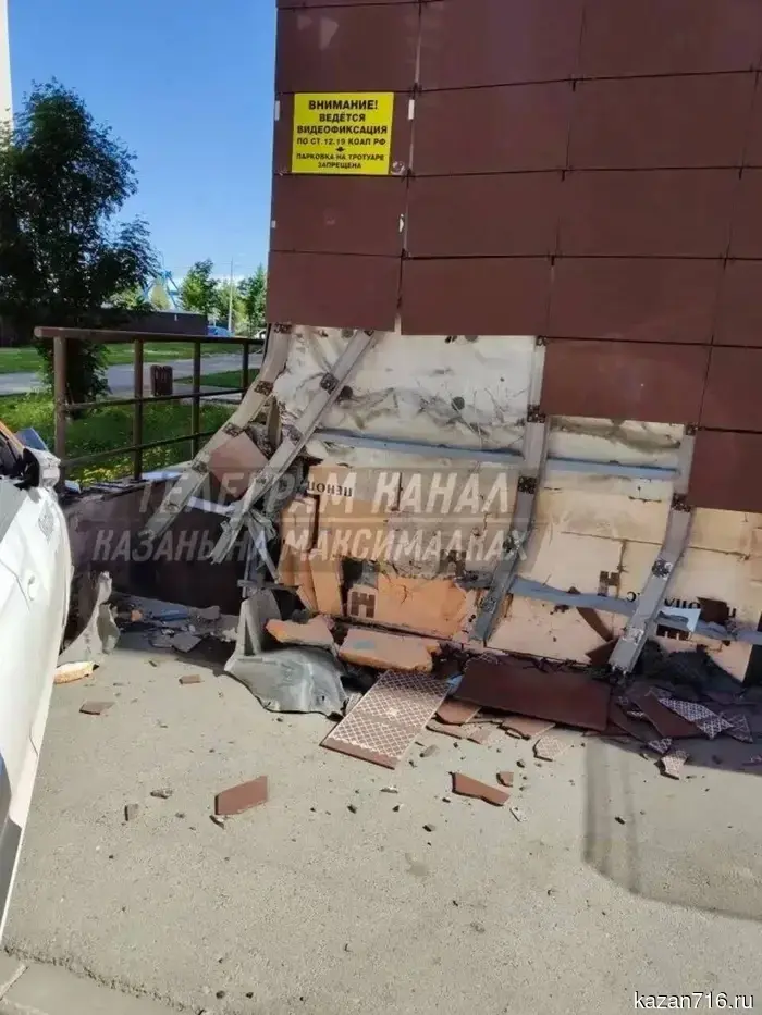 В Казани каршеринговый автомобиль врезался в жилое здание.