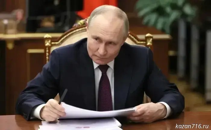 Путин подписал закон, который учитывает службу добровольцев в СВО при начислении пенсий за выслугу лет.