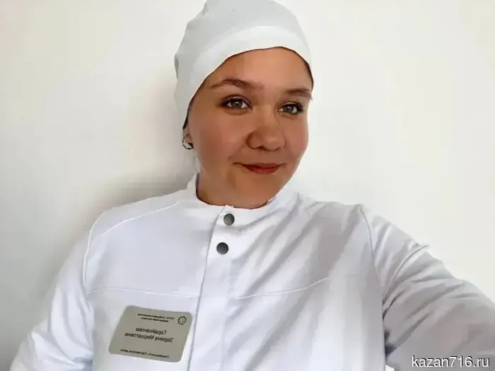 Студентка медицинского колледжа из Челнов оказала помощь мужчине, которого зажал автомобиль.