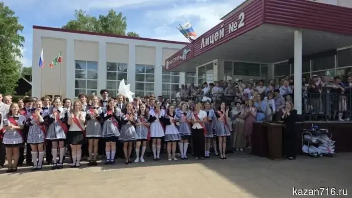В Бугульме состоялись последние звонки.