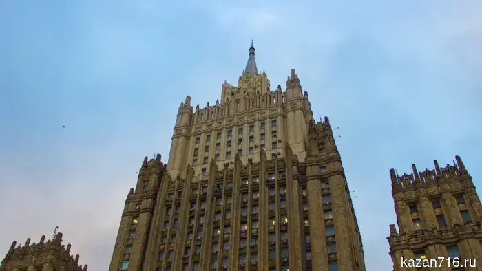После достижения мира Украина не должна вступать в военные альянсы.