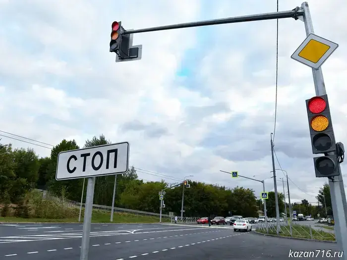 На пересечении улиц Декабристов и Тверской светофор не функционирует.