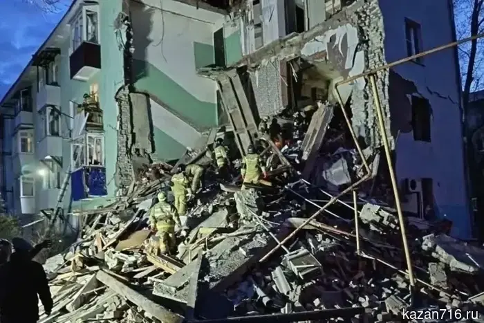 В Сызрани в результате атаки БПЛА частично collapsed подъезд многоквартирного дома.