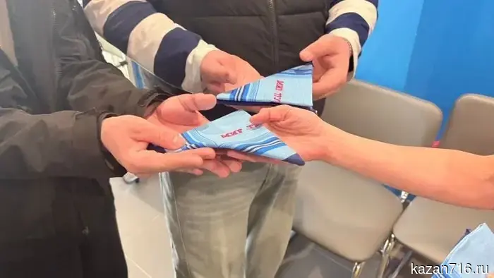 На Первомай лаишевцам вручали платочки.
