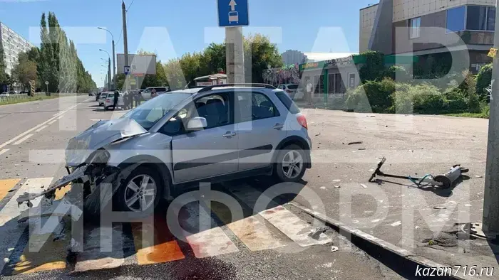 В Казани после аварии водитель BMW выехал на тротуар и насмерть сбил человека на самокате.