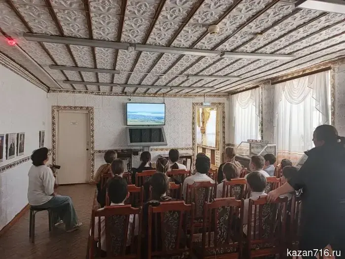 At the Zainsk Museum, schoolchildren were shown a film about a soldier's mother and her sons.