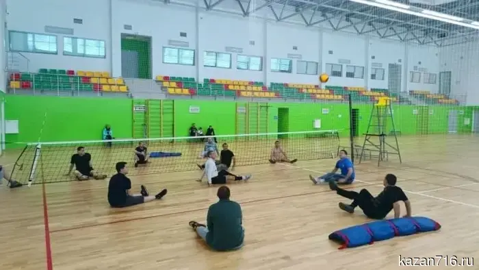 В Бугульме ветераны СВО впервые организовали тренировку по сидячему волейболу.