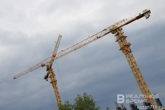 В Казани на Спартаковской улице упал строительный кран.
