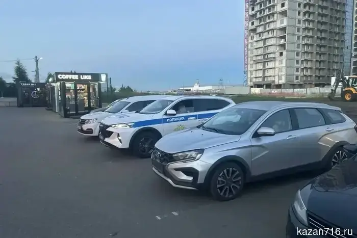 Шестилетнюю девочку, на которую наехали у магазина в Челнах, доставили в больницу.