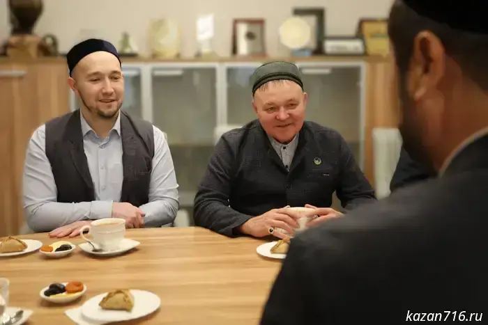 A delegation from the Mir Arab madrasa visited the academy.