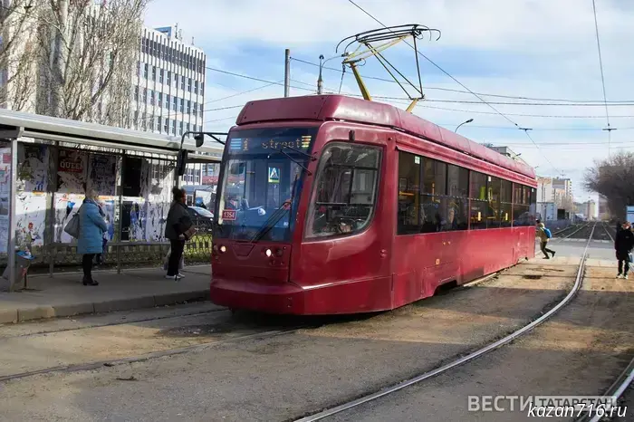 В Казани автомобиль столкнулся с трамваем.