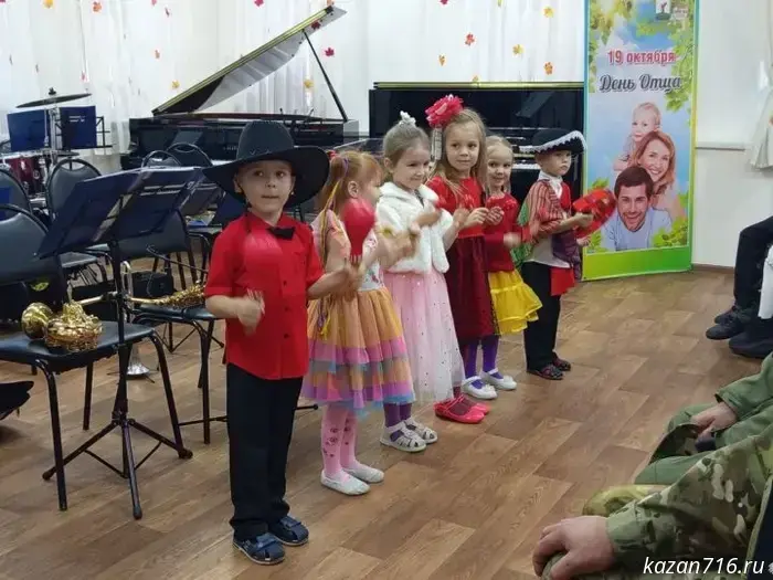 В детской музыкальной школе №2 им. А. Гараева в Елабуге организовали концерт, посвященный Дню пап.