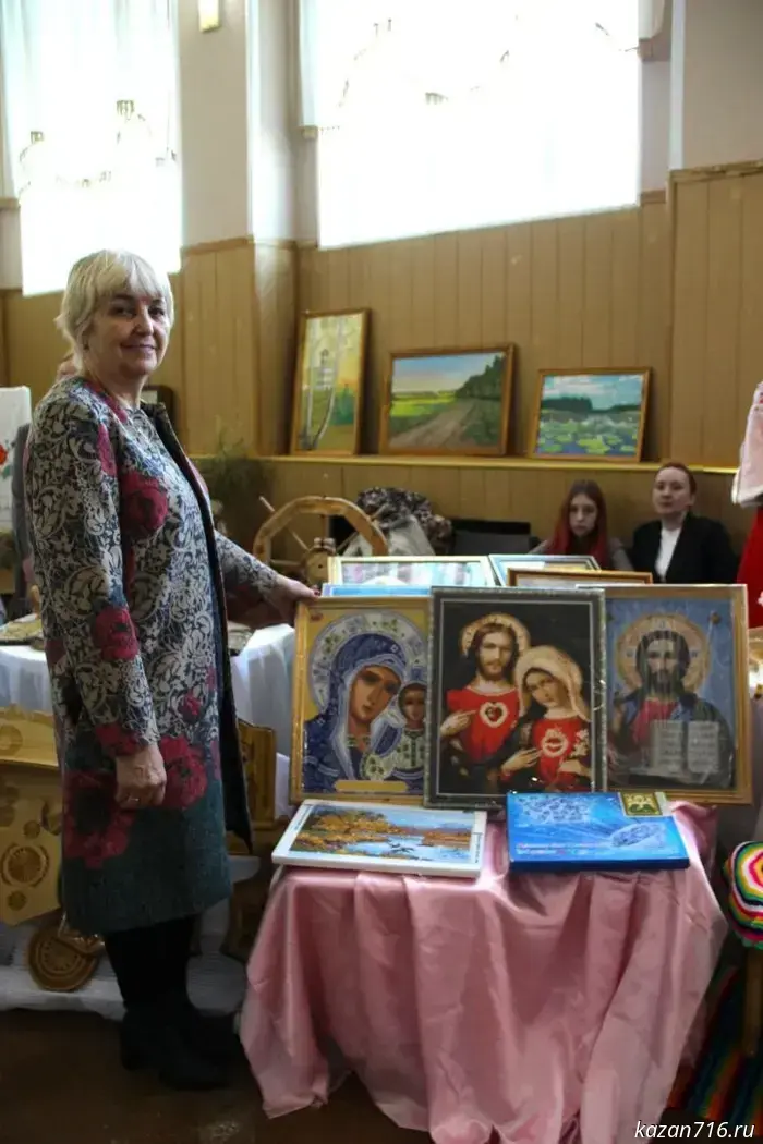 A woman from Zainsky District creates icons and paintings using diamond mosaic.