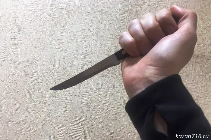 A resident of Kazan stabbed his wife to death in front of their three-year-old child.