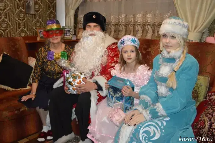 В Альметьевске «Дед Мороз-полицейский» посетил семьи, оказавшиеся в сложной жизненной ситуации.