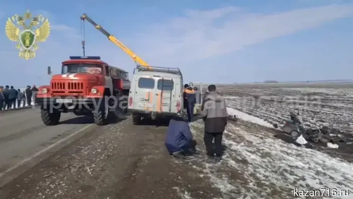 В Алькеевском районе Татарстана произошло дорожно-транспортное происшествие с трактором, в результате которого погибли четыре человека.