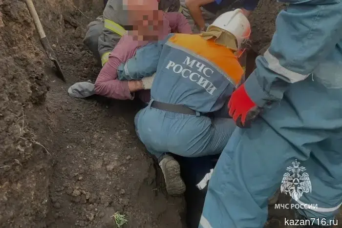 В Набережных Челнах произошел обвал почвы, в результате которого двое рабочих оказались под завалами.
