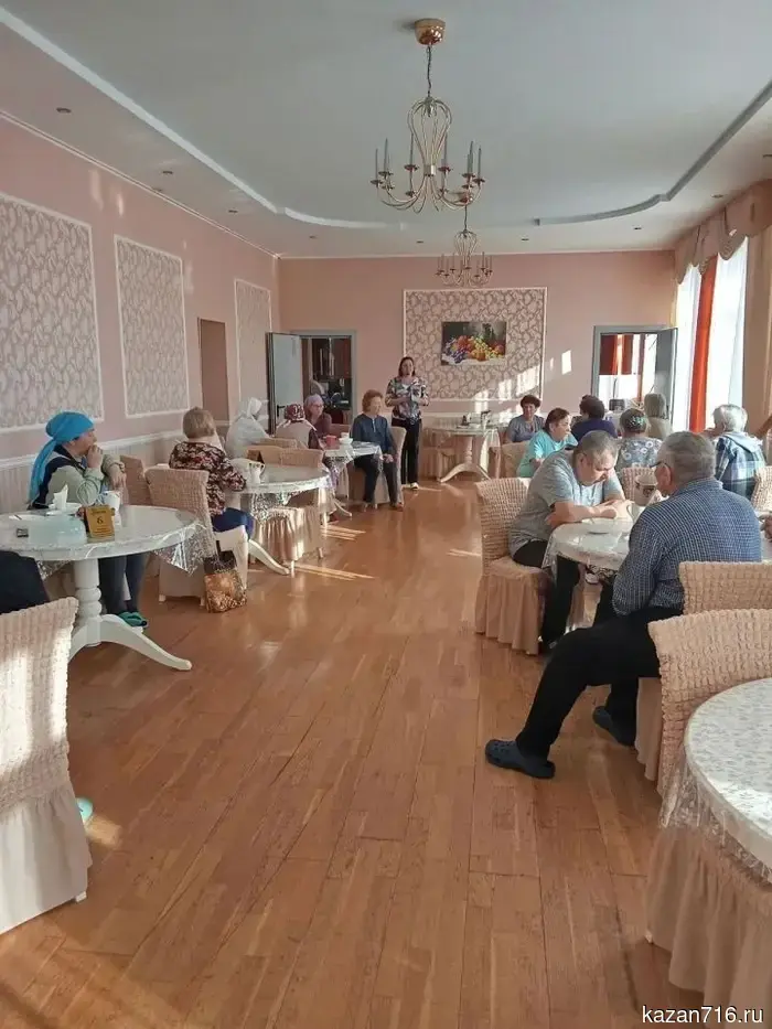 At the "Shatlyk" center, elderly people are taught safe behavior at home and on the street.