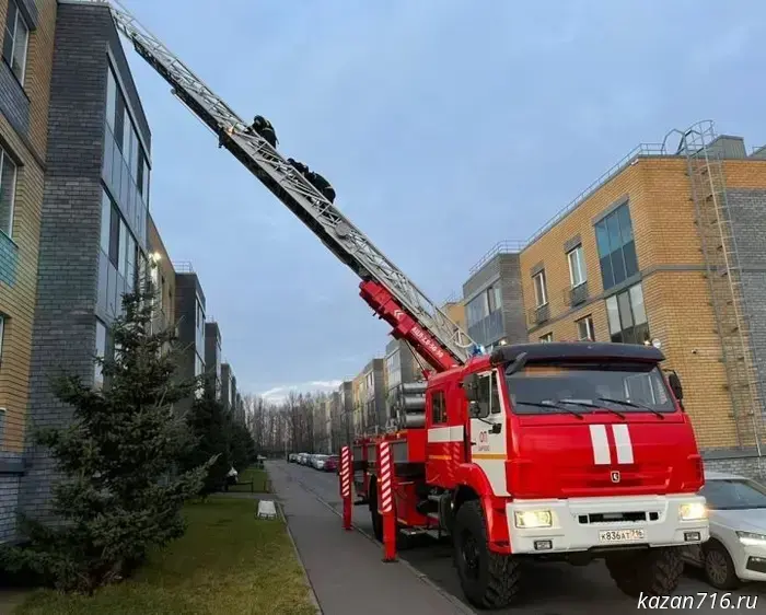 Ребенка вывезли с крыши многоэтажного дома в Татарстане.