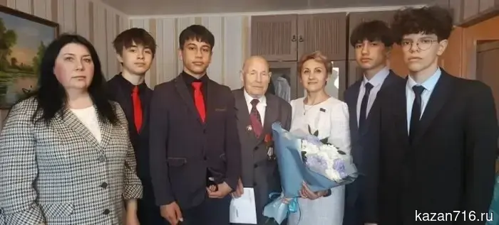 В Лениногорске с 95-летием отметил труженика тыла Ивана Кузьмичева.