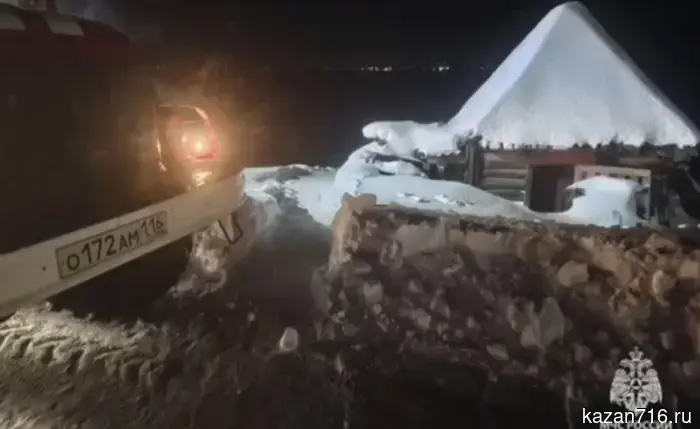 Спасатели ночью под Елабугой достали двух девушек из 10-метрового заснеженного оврага.