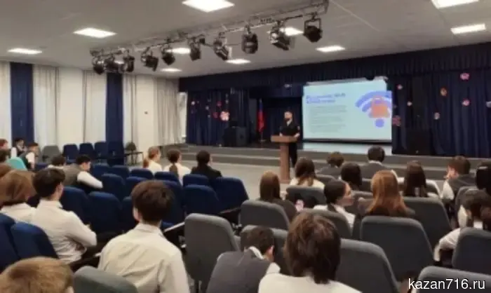 Безопасность в первую очередь: работники отдела по делам несовершеннолетних ведут значимые разговоры со школьниками образовательных организаций города и района.