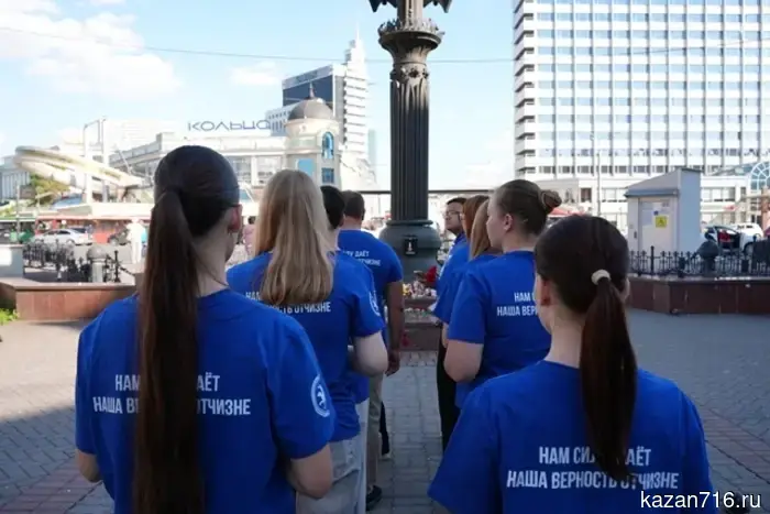 В Казани молодогвардейцы принесли цветы к стихийному мемориалу в честь погибших в Нижнекамске.
