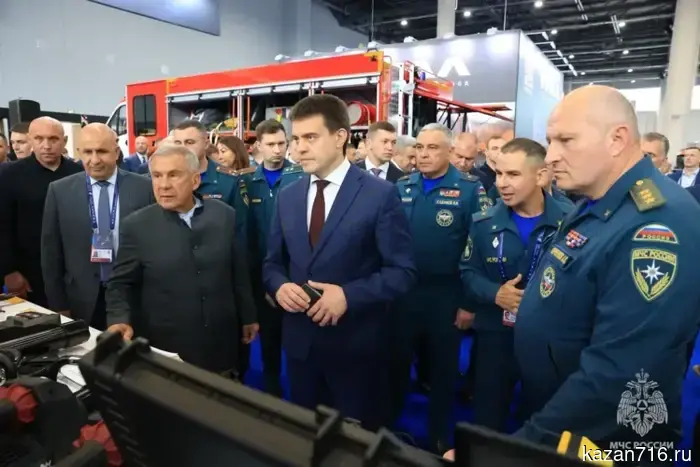 Куренков и Минниханов ознакомились с современным оборудованием для спасателей на выставке в Казани.
