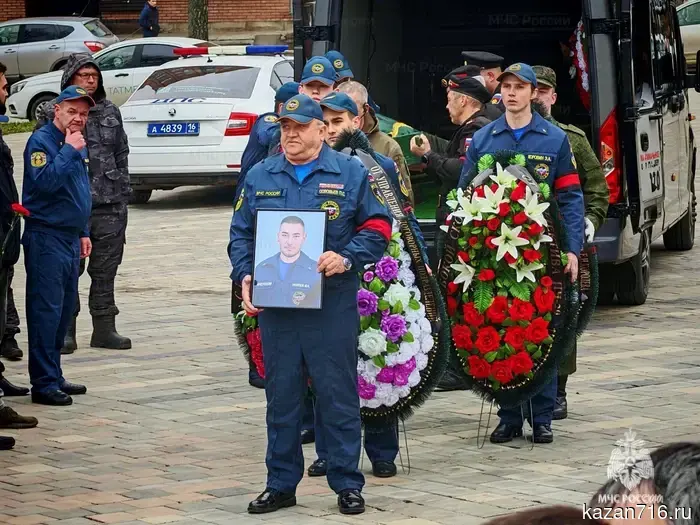 In Nizhnekamsk, thousands of people said goodbye to the heroically fallen firefighter Marat Nazipov.