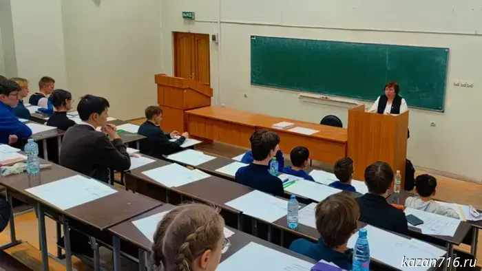 Поздравление министра образования и науки Республики Татарстан Ильсура Хадиуллина с Днем учителя высшей школы.