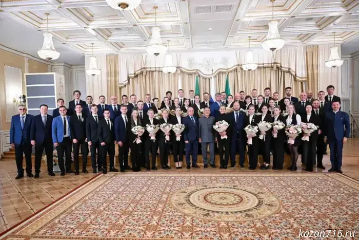 Рустам Минниханов в Кремле Казани поздравил чемпионов России по хоккею на траве — команды «Динамо-Ак Барс» и «Ак Барс-Динамо».