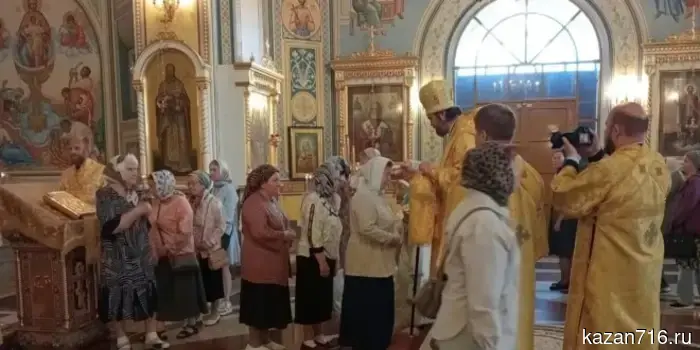 В преддверии третьей Недели по Пятидесятнице епископ Мефодий провел всенощное бдение в Кафедральном соборе Альметьевска.