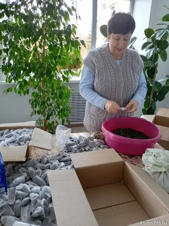 The scent of home meadows sent to the front: in the village of Kovali they make tea and weave camouflage nets for the Special Military Operation.