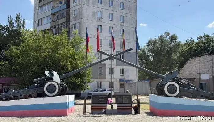Ринат Садыков положил цветы к памятнику освободителям Лисичанска.
