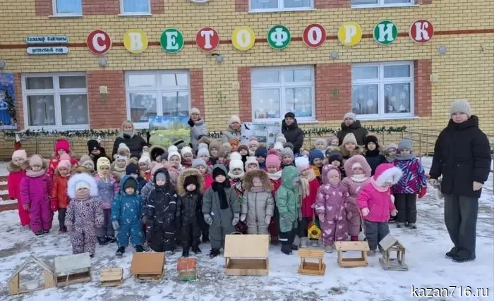 Buinsk preschoolers always take care of the birds.